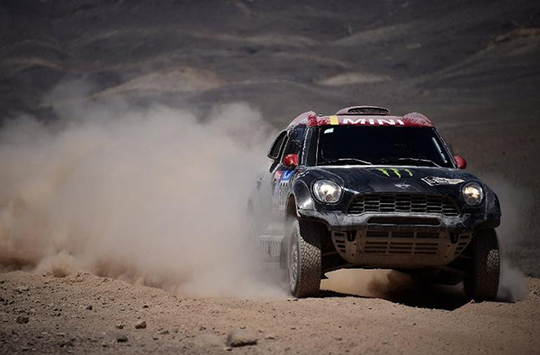 Dakar 2015 – Etapa 9 / Autos: El campeón sigue vivo y vigente