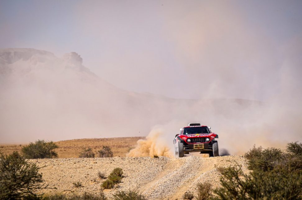 Dakar 2020 – Etapa 9: Peterhansel y Al-Attiyah reducen la diferencia con Sainz