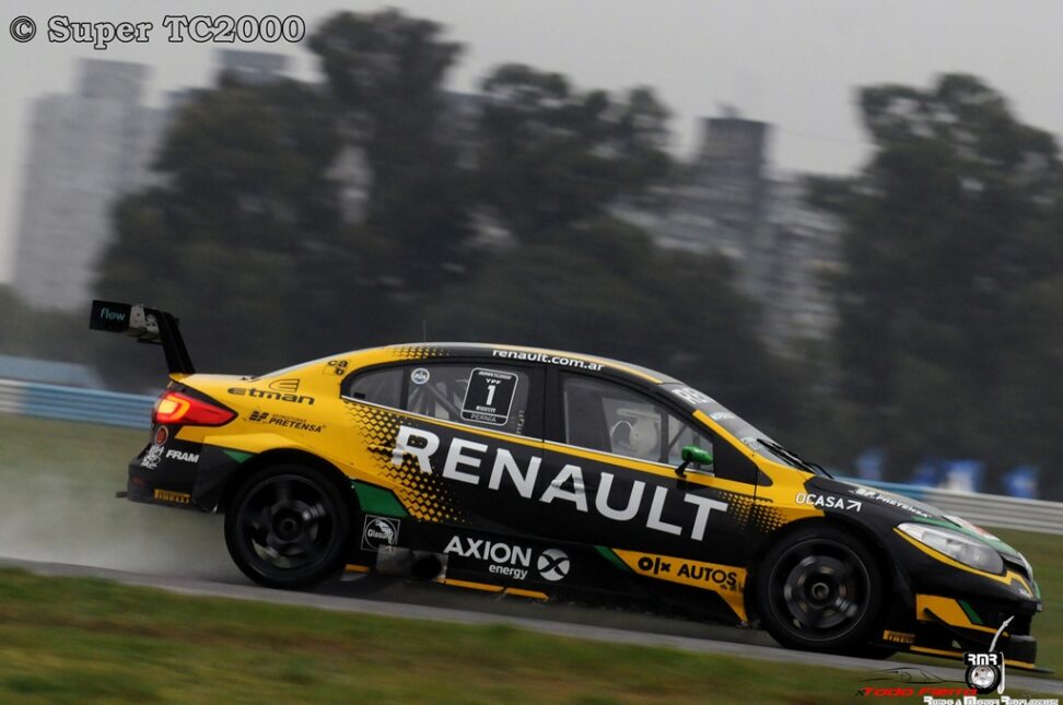 Leonel Pernía gana la carrera clasificatoria del Super TC2000
