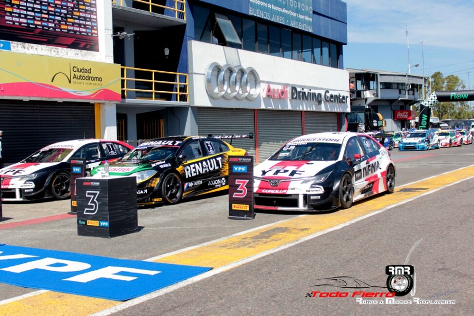 Leonel Pernía se toma revancha y gana la primera carrera del Super TC2000