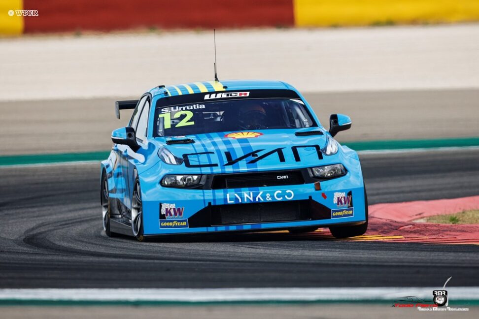 Urrutia se sube al podio en la carrera 2 del WTCR en Aragón
