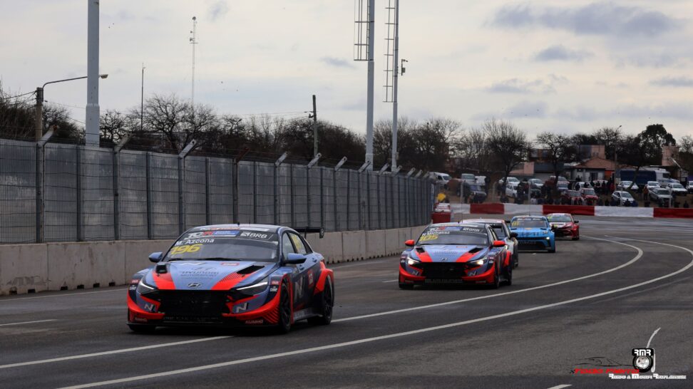 Azcona logra su primera victoria en Latinoamérica