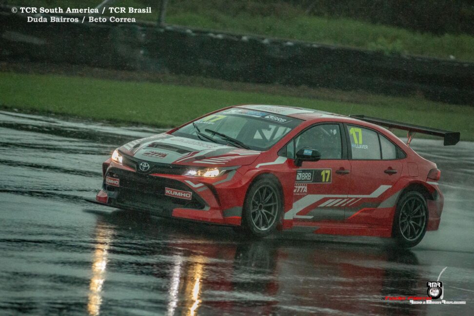Toyota claro dominador de un domingo lluvioso del TCR South América en Velopark