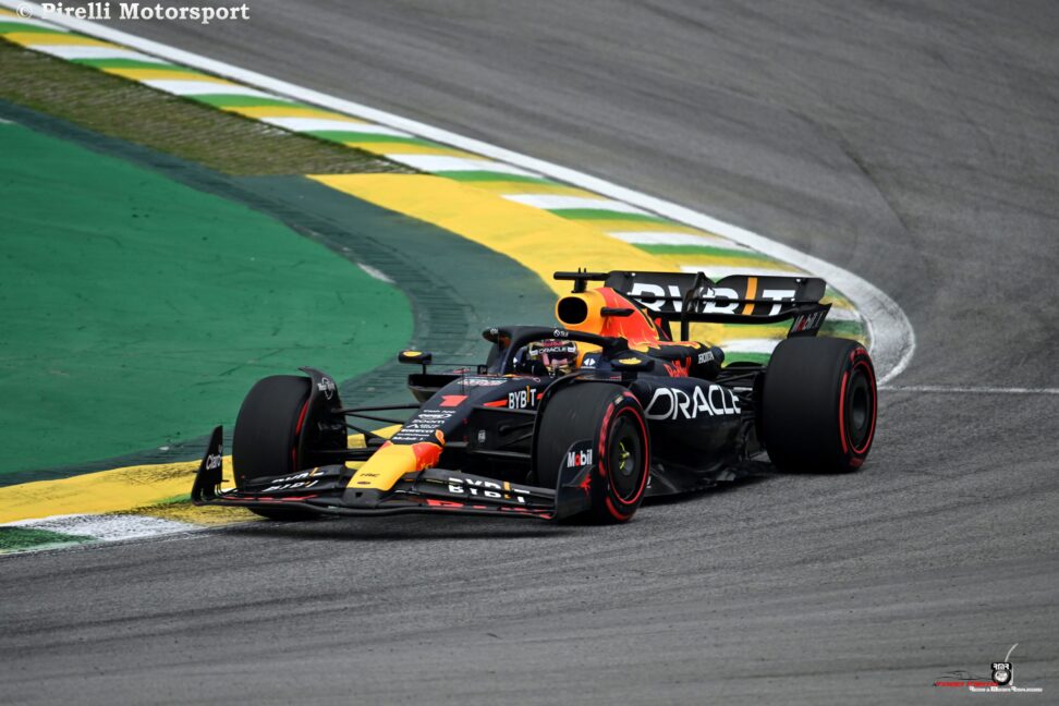Nueva victoria de Verstappen luego de una largada accidentada
