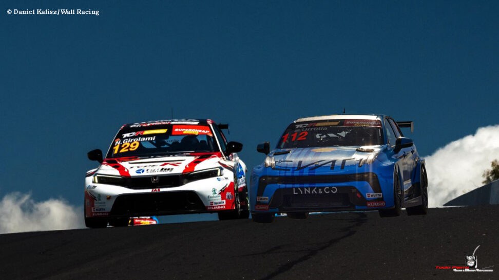 Victoria de Urrutia en la carrera uno del TCR World Tour en Mount Panorama
