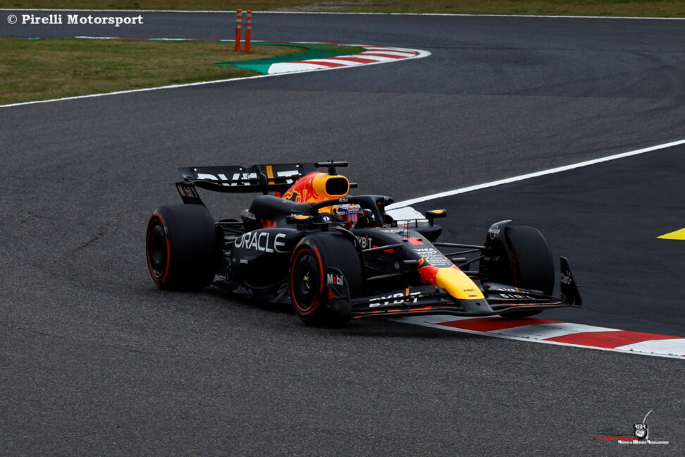 Custodiado por Perez, Verstappen gana de principio a fin