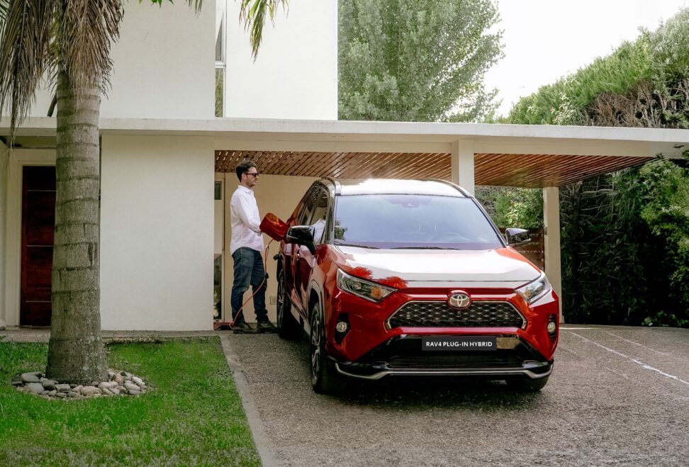Toyota incorpora la tecnología híbrida enchufable en Argentina