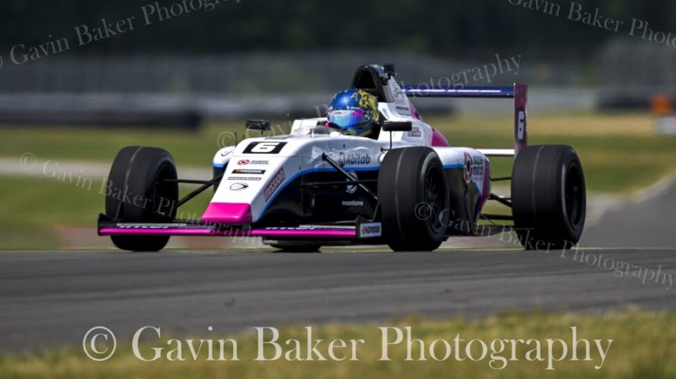 A puro coraje, Maite Cáceres vuelve a sumar un podio en la Ligier JS F4 Series