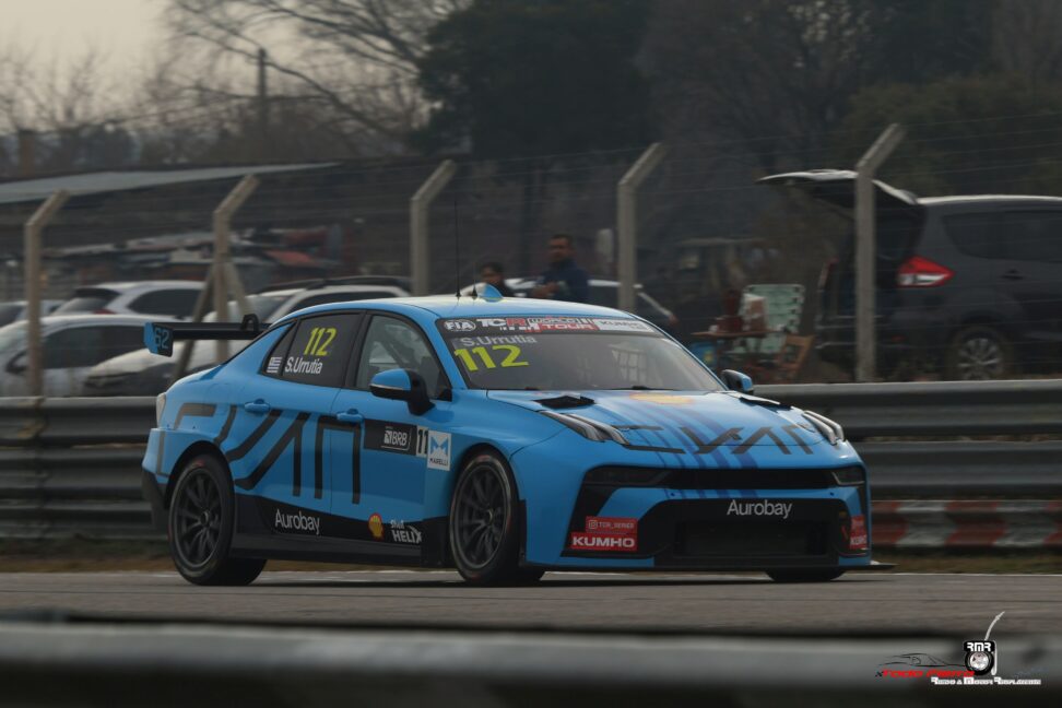 Gran maniobra de sobrepaso para que Urrutia finalice cuarto en la carrera uno del  TCR World Tour