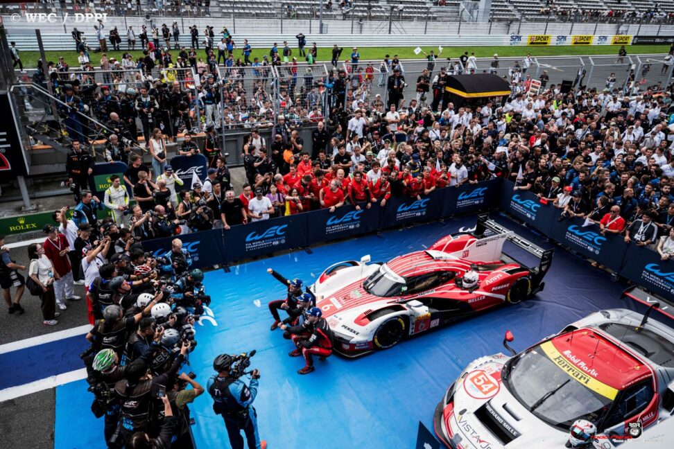 Porsche gana en Japón y sus ´pilotos a tiro de campeonato