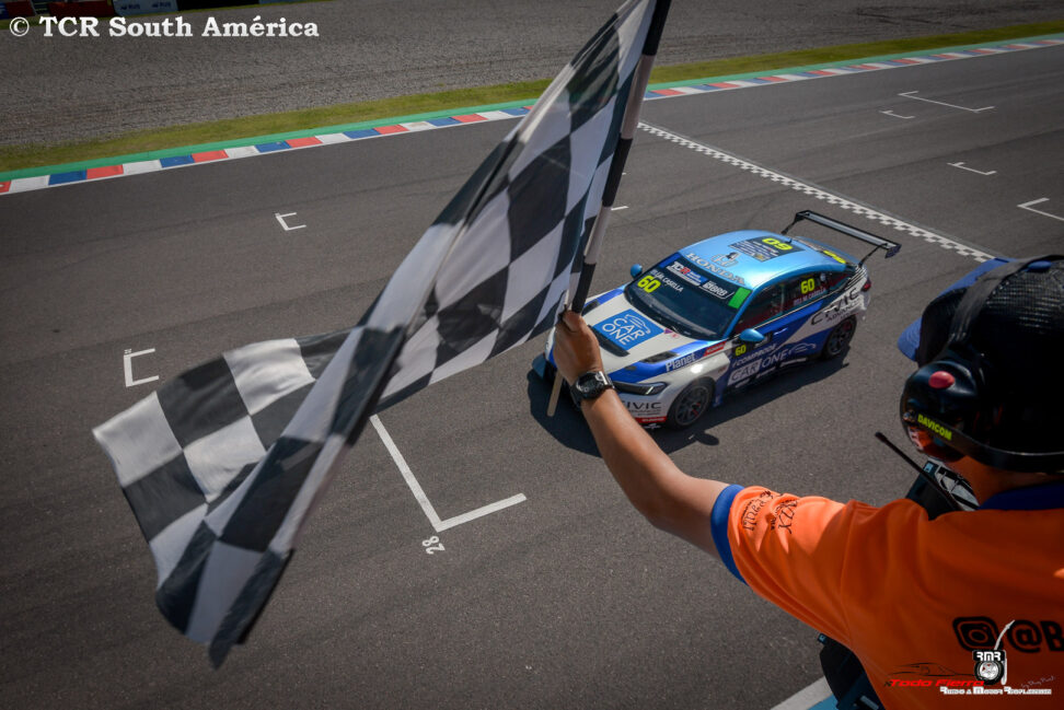 Juanma Casella no afloja, victoria en la carrera uno del TCR South América que lo arrima a la punta