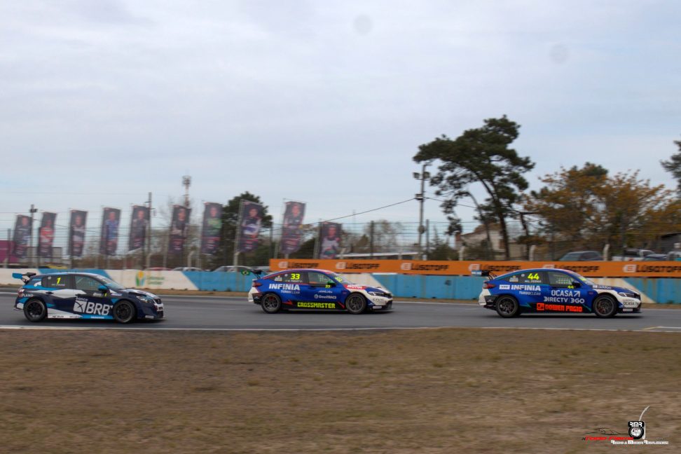 Leonel Pernía se impuso en la C1 y Raphael Reis en la C2 del TCR South América de El Pinar