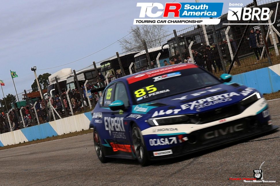 Tiago Pernía se impuso en la Carrera 1 del TCR South América de dos Cristais